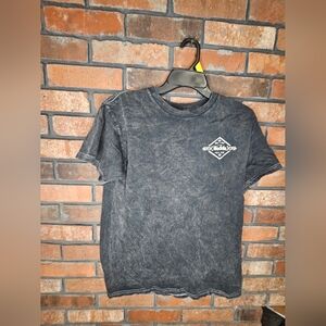 Modelo black t shirt